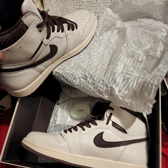 I’m selling these shoes because they are way too big for me. Don main image 4